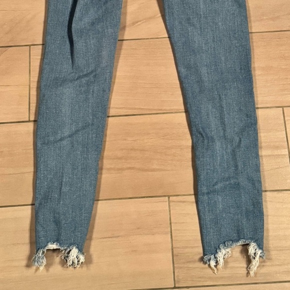 711 distressed skinny Women's Blue Jeans size 25 no stains or wear - Picture 5 of 5